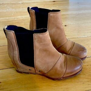 EUC Sorel Lea Wedge Tan Sz 9